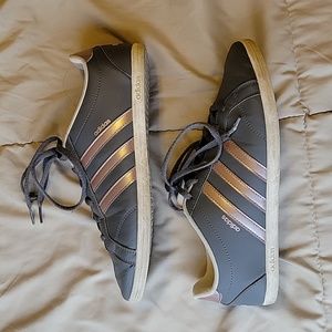 Women's gray and pink Adidas sneakers - size 9